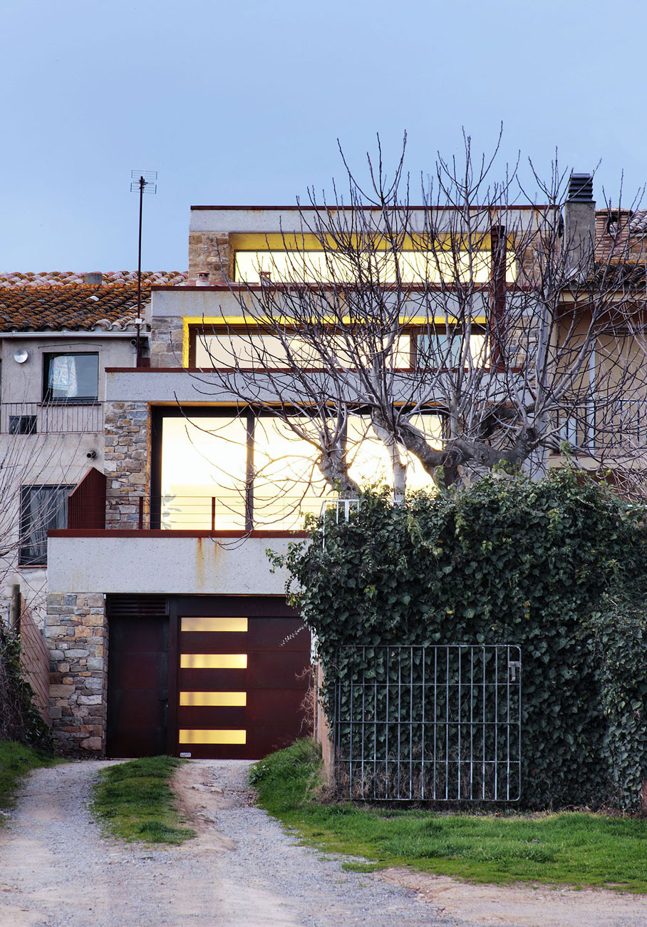 Terraced House Rebuilt in Casavells by 05 AM Arquitectura