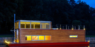 All Seasons Houseboat By Milan Řídký