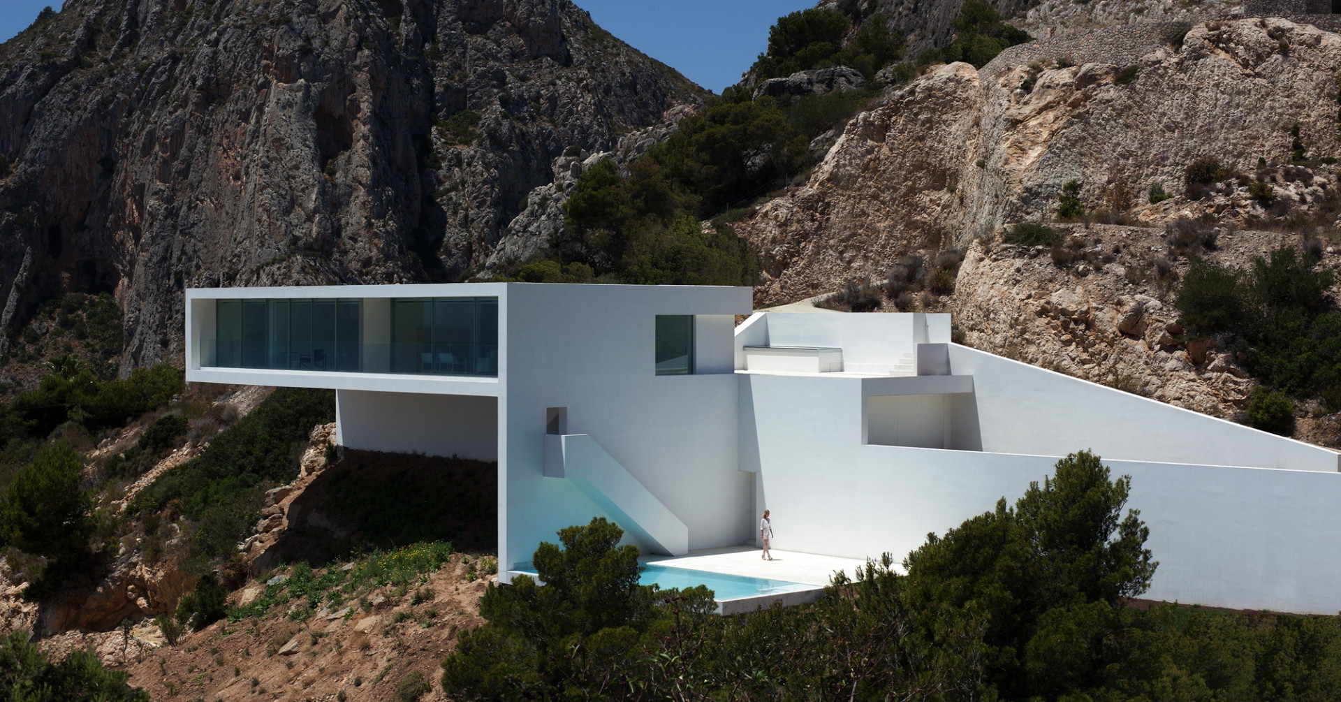 Contemporary House on the Cliff by Fran Silvestre Arquitecto