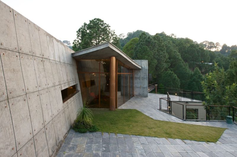 Contemporary Weekend House in the Himalayas (29)