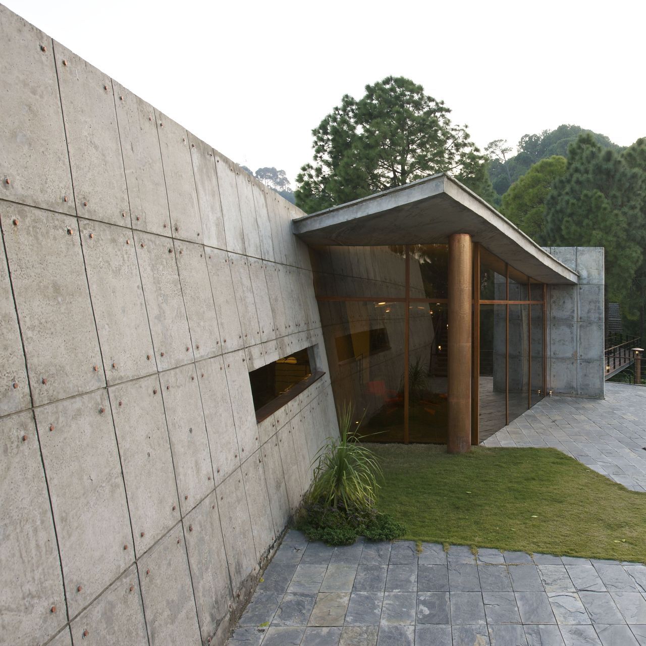 Contemporary Weekend House in the Himalayas (28)