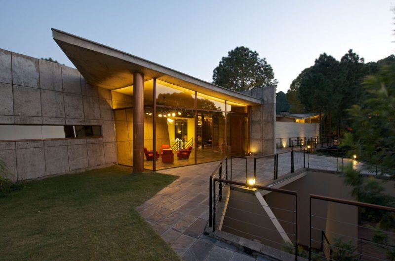 Contemporary Weekend House in the Himalayas (23)