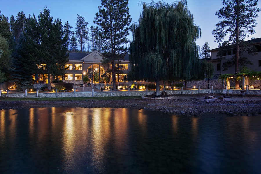 Refined Lakeshore Residence in British Columbia, Canada 1